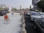 pengguna-jalan-melintasi-kawasan-proyek-underpass.jpg
