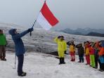 pengibaran-bendera-merah-putih-di-gunung-elbrus_20160817_224635.jpg