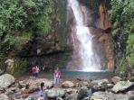 pengunjung-asyik-berfoto-di-curug-cigamea.jpg