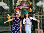 pengunjung-berfoto-dengan-satwa-di-kebun-binatang-gembira-loka-yogyakarta.jpg