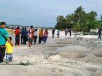 pengunjung-berjalan-jalan-di-pantai-tanjung-kelayang-beberapa-waktu-lalu.jpg