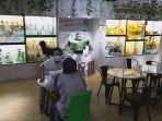pengunjung-di-3-brothers-cafe.jpg