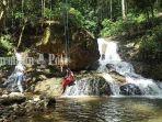 pengunjung-di-air-terjun-riam-bainggi-desa-dayak-pitap.jpg