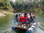 pengunjung-di-air-terjun-sri-gethuk-gunungkidul-diy-11.jpg