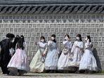 pengunjung-di-istana-gyeongbokgung-di-seoul.jpg