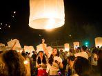 pengunjung-di-yi-peng-festival-lampion-terapung-di-chiang-mai-thailand.jpg