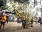 pengunjung-liburan-ke-mojosemi-dinosaurus-park.jpg