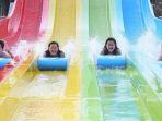 pengunjung-main-wahana-seluncuran-di-palm-bay-waterpark-jakarta-barat.jpg