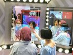 pengunjung-mall-mencoba-kosmetik-secara-virtual-di-hangzhou-china_20180420_152724.jpg
