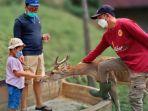 pengunjung-memberi-makan-satwa-di-kebun-binatang-akbar-zoo.jpg
