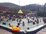 pengunjung-memenuhi-kolam-air-panas-ciwalini.jpg