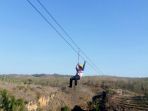 pengunjung-menaiki-flying-fox-di-lembah-ngingrong-mulo-wonosari-gunungkidul_20180805_193347.jpg