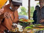 pengunjung-mengambil-menu-makanan-di-resto-joglo-tengah-sawah-klaten.jpg