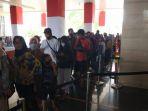 pengunjung-mengantre-masuk-ke-mal-tentrem.jpg
