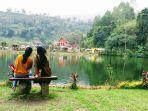 pengunjung-menikmati-keindahan-telaga-madirda.jpg