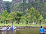 pengunjung-menikmati-salah-satu-wahana-permainan-bermain-perahu-di-lembah-harau.jpg