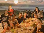 pengunjung-menikmati-seafood-di-intansaricafe-bali.jpg