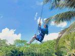 pengunjung-naik-wahana-permainan-ayunan-atau-single-swing-di-antapura-de-djati.jpg