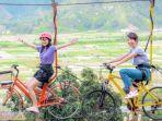 pengunjung-naik-wahana-sky-bike-di-taman-surga-rinjani.jpg