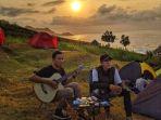 pengunjung-ngecamp-di-pantai-menganti-sambil-menikmati-sunset.jpg