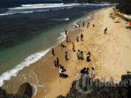 pengunjung-pantai-indrayanti.jpg