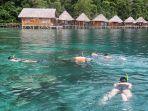 pengunjung-pantai-ora-maluku.jpg