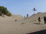 pengunjung-pantai-parangkusumo.jpg