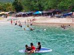 pengunjung-pantai-senggigi-lombok.jpg