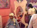 pengunjung-pondok-indah-mall-saat-didandani-ala-princess-elsa-di-royal-princess-salon-spa.jpg