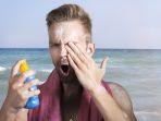 pengunjung-pria-yang-menggunakan-sunscreen.jpg