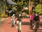 pengunjung-ragunan-naik-sepeda.jpg