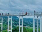pengunjung-ramai-ramai-nyobain-wisata-jembatan-kaca-kemuning-sky-hills.jpg