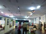 pengunjung-saat-melihat-koleksi-pameran-bersama-barahmus-di-benteng-vredeburg.jpg