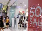 pengunjung-saat-memilih-barang-yang-didiskon-di-grand-indonesia.jpg