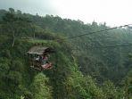 pengunjung-saat-menaiki-kereta-gantung-atau-biasa-disebut-gondola.jpg