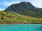 pengunjung-saat-menikmati-kolam-pemandian-di-tengah-sawah-dan-bukit-di-wisata-pagubugan.jpg