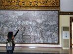 pengunjung-sedang-melihat-relief-besar-bagian-depan-museum-balaputra-dewa.jpg