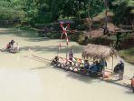pengunjung-sedang-menaiki-perahu-bambu-yang-tersedia-di-kawasan-embung-blubuk.jpg
