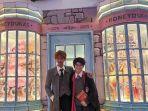 pengunjung-sekaligus-penggemar-harry-potter-berfoto-di-depan-toko-permen-honey-dukes.jpg