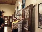 pengunjung-tjong-a-fie-mansion-mendengarkan-penjelasan-pemandu.jpg