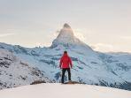 pengunjung-yang-berpose-dengan-latar-pemandangan-di-zermatt-swiss.jpg