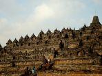 pengunjung-yang-menaiki-candi-borobudur-di-magelang-jawa-tengah.jpg