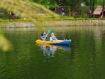 pengunjung-yang-mencoba-naik-perahu-di-telaga-madirda.jpg