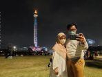 pengunjung-yang-mengabadikan-foto-berlatar-belakang-monas-jakarta.jpg
