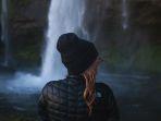 pengunjung-yang-mengabadikan-momen-berlatar-curug.jpg