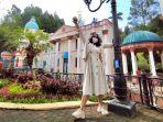 pengunjung-yang-mengabadikan-momen-di-little-venice-cianjur.jpg