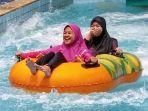 pengunjung-yang-menikmati-liburan-di-the-jungle-waterpark-bogor.jpg