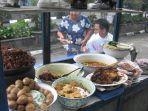 pengunjung-yang-menikmati-sarapan-gudeg-di-jogja.jpg