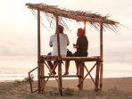 pengunjung-yang-menikmati-valentine-di-pantai.jpg