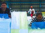 pengunjung-yang-menikmati-wahana-permainan-di-hawai-waterpark.jpg